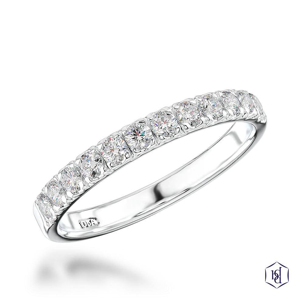 round brilliant cut diamond in a platinum bridal diamond band