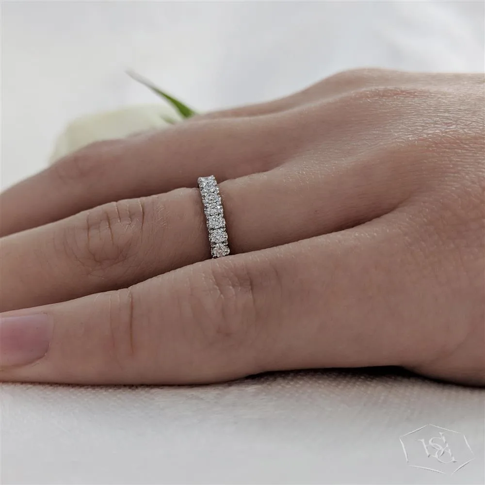 round brilliant cut diamond in a platinum bridal diamond band