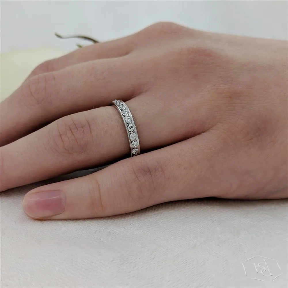 round brilliant cut diamond in a platinum bridal plain band