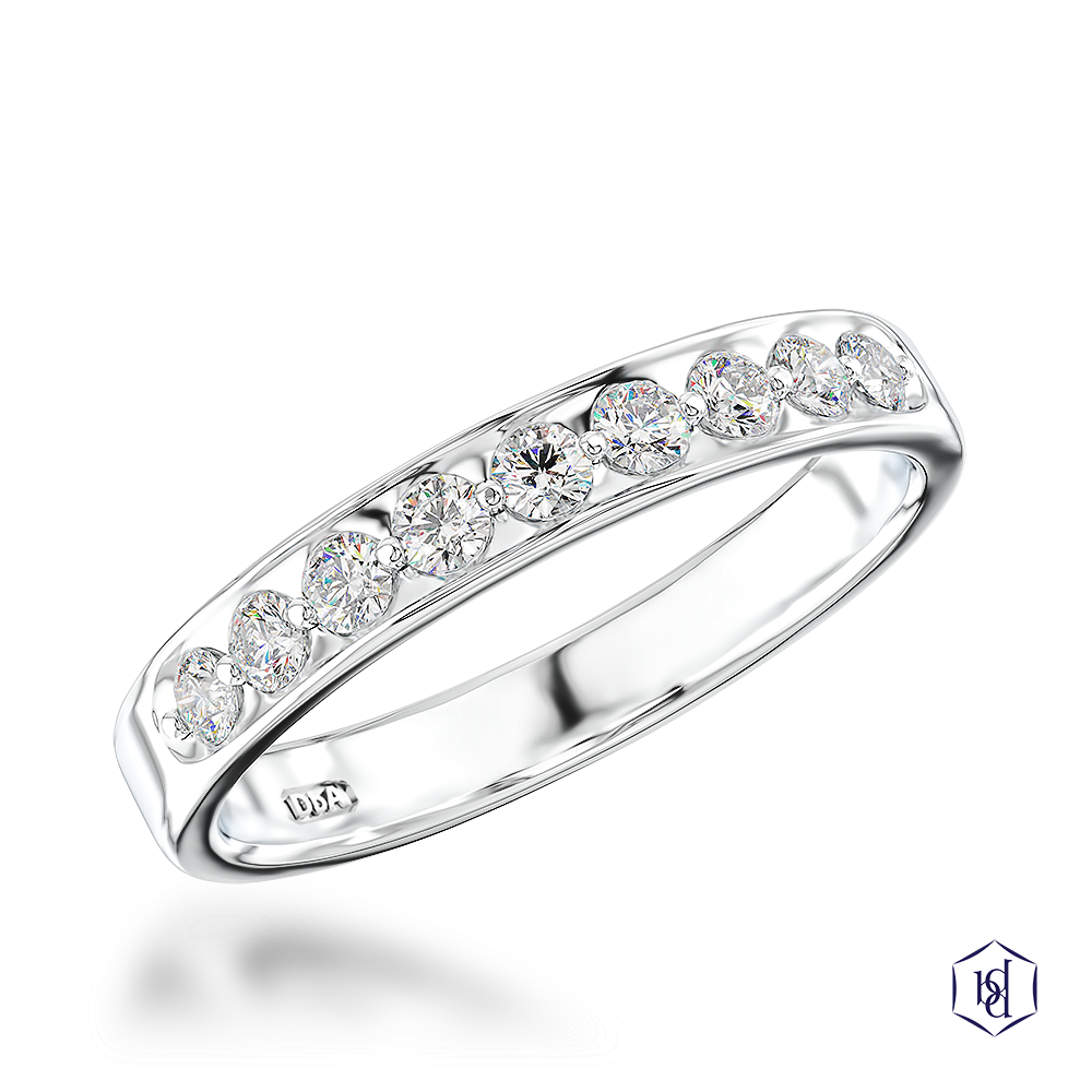 round brilliant cut diamond in a platinum bridal diamond band